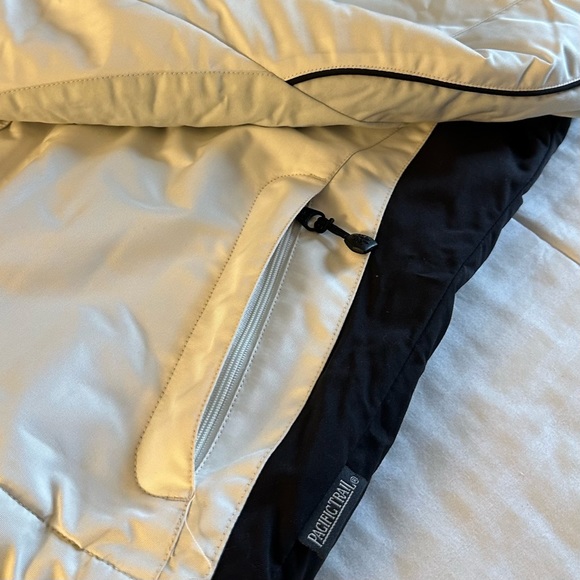 Pacific Trail, Med, white winter coat, hood, zipped pockets. - Picture 5 of 5